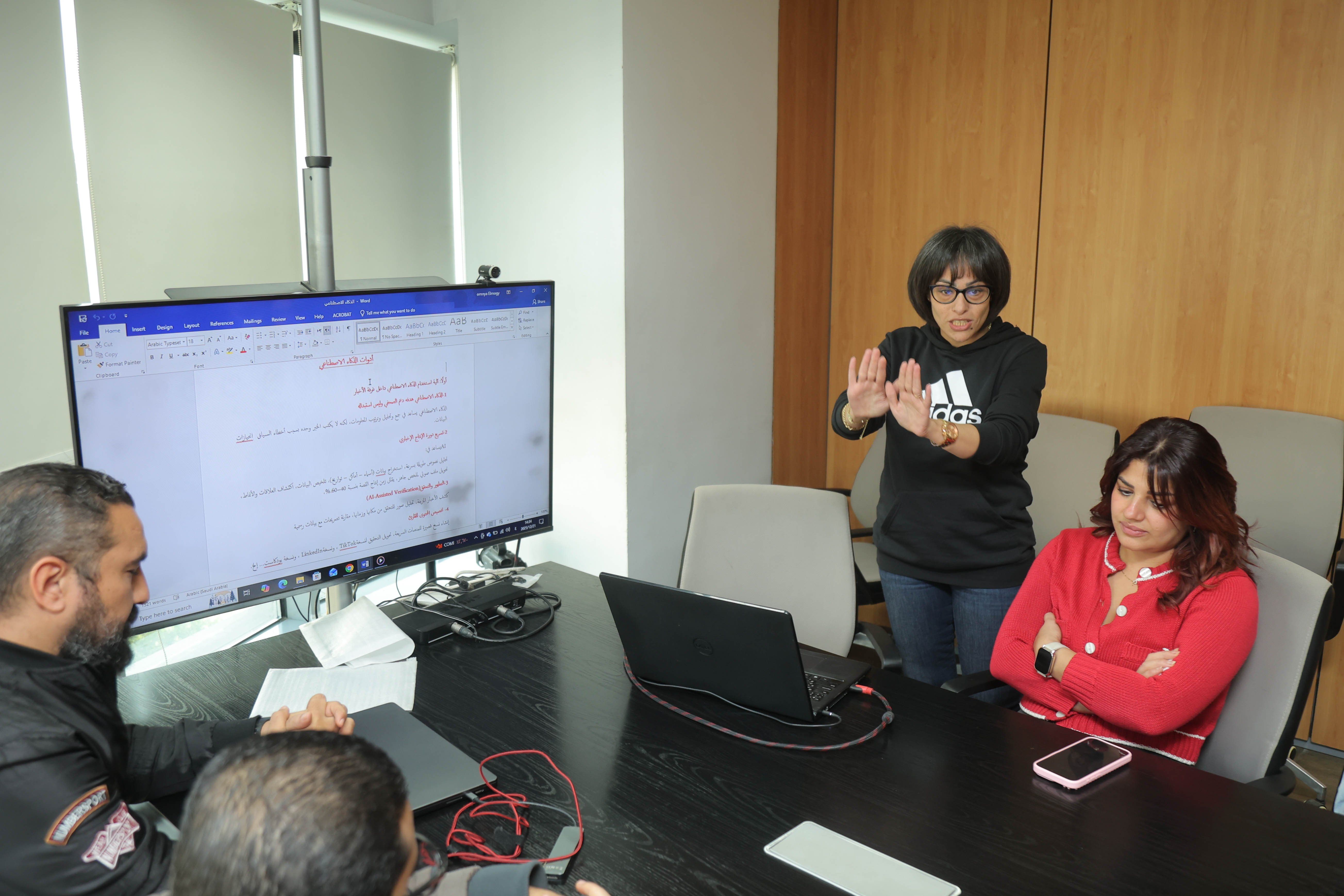 الزميلة أمنية الموجي تشرح للزملاء قواعد استخدام الذكاء الاصطناعي فى صالة التحرير