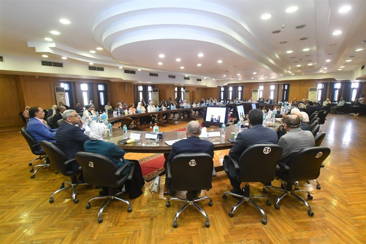 اجتماع مجلس كلية طب قصر العيني
