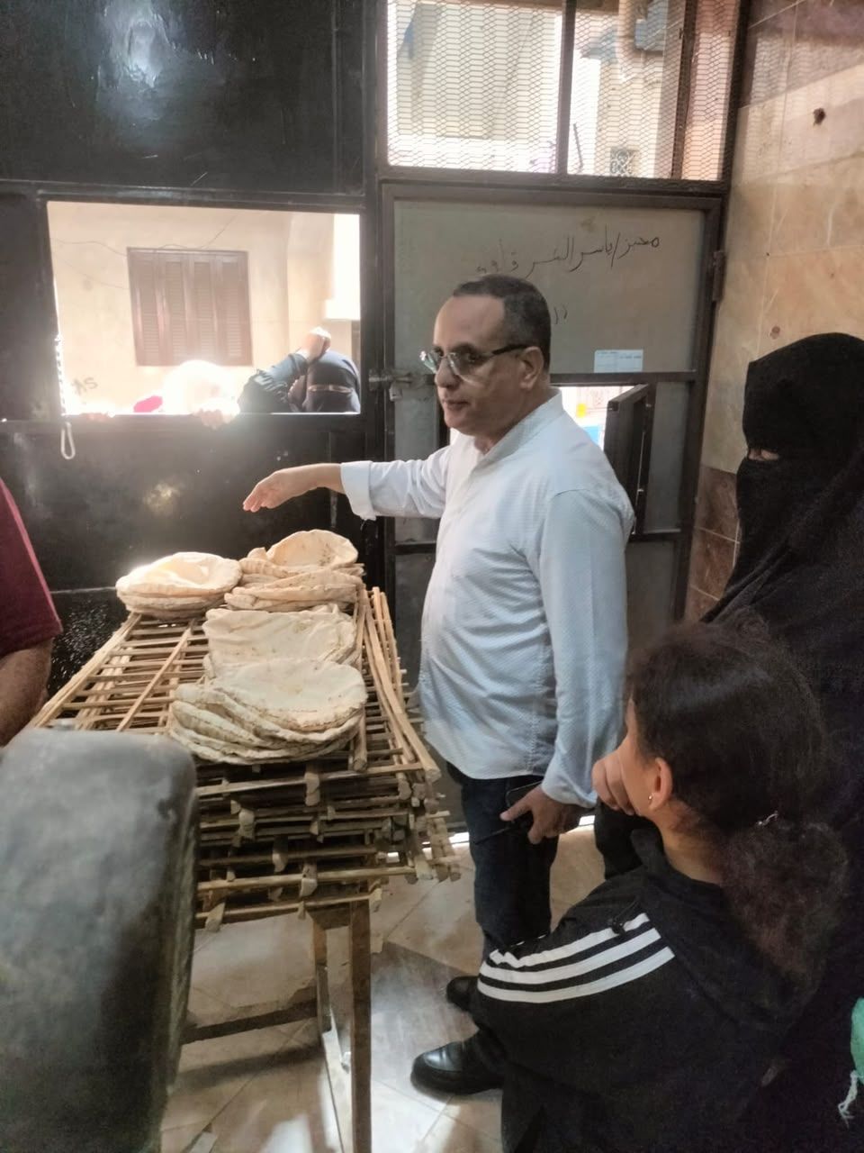 ضبط 283 شيكارة دقيق مدعم و7 أطنان مخللات 