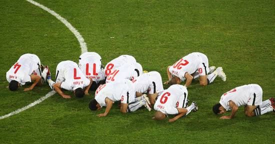 سجود لاعبي منتخب مصر