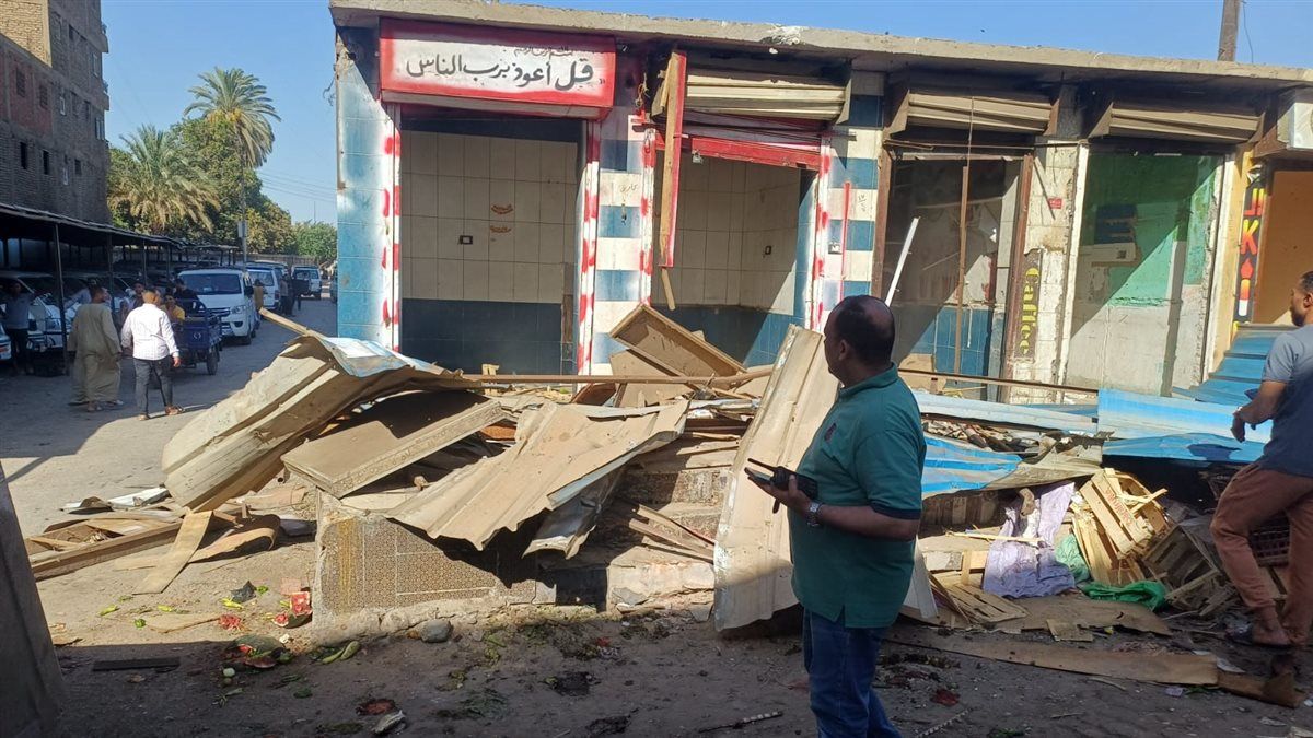 إزالة المحال القديمة بمحيط موقف هو بنجع حمادي تمهيدًا لإنشاء بوابة ودورات مياه، فيتو