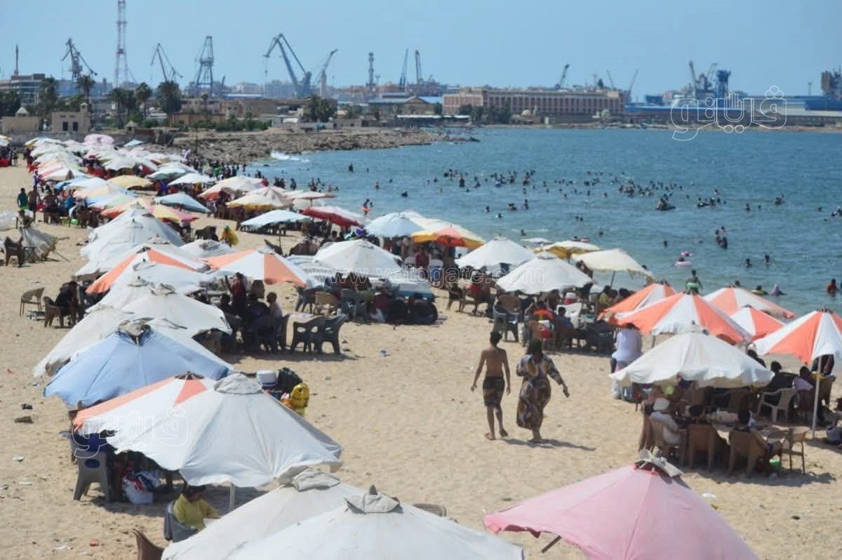 شاطىء بورسعيد كامل العدد في عطلة الجمعة
