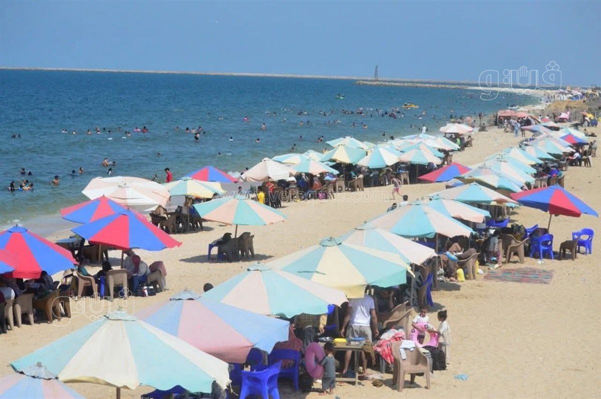 شاطىء بورسعيد كامل العدد في عطلة الجمعة