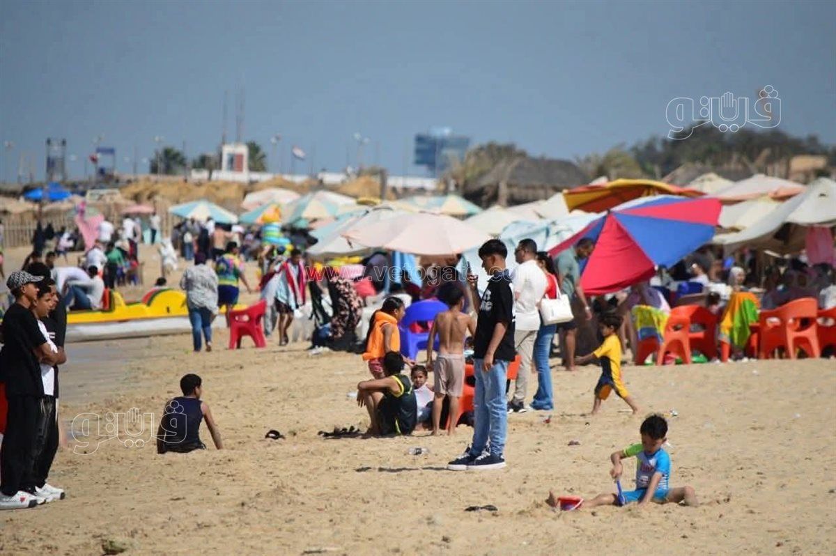 شاطىء بورسعيد كامل العدد في عطلة الجمعة