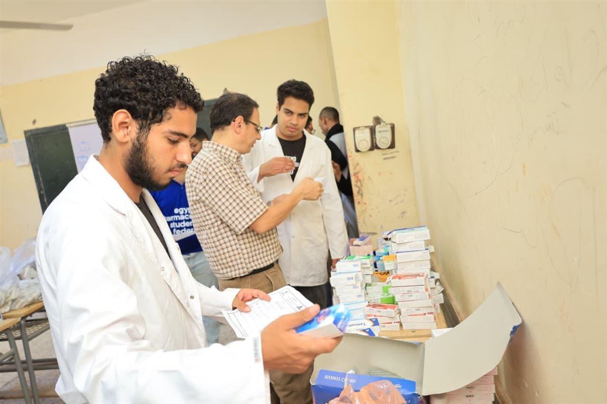 جامعة المنيا تنظم قافلة طبية مجانية بديرمواس، الكشف على 450 مواطنًا