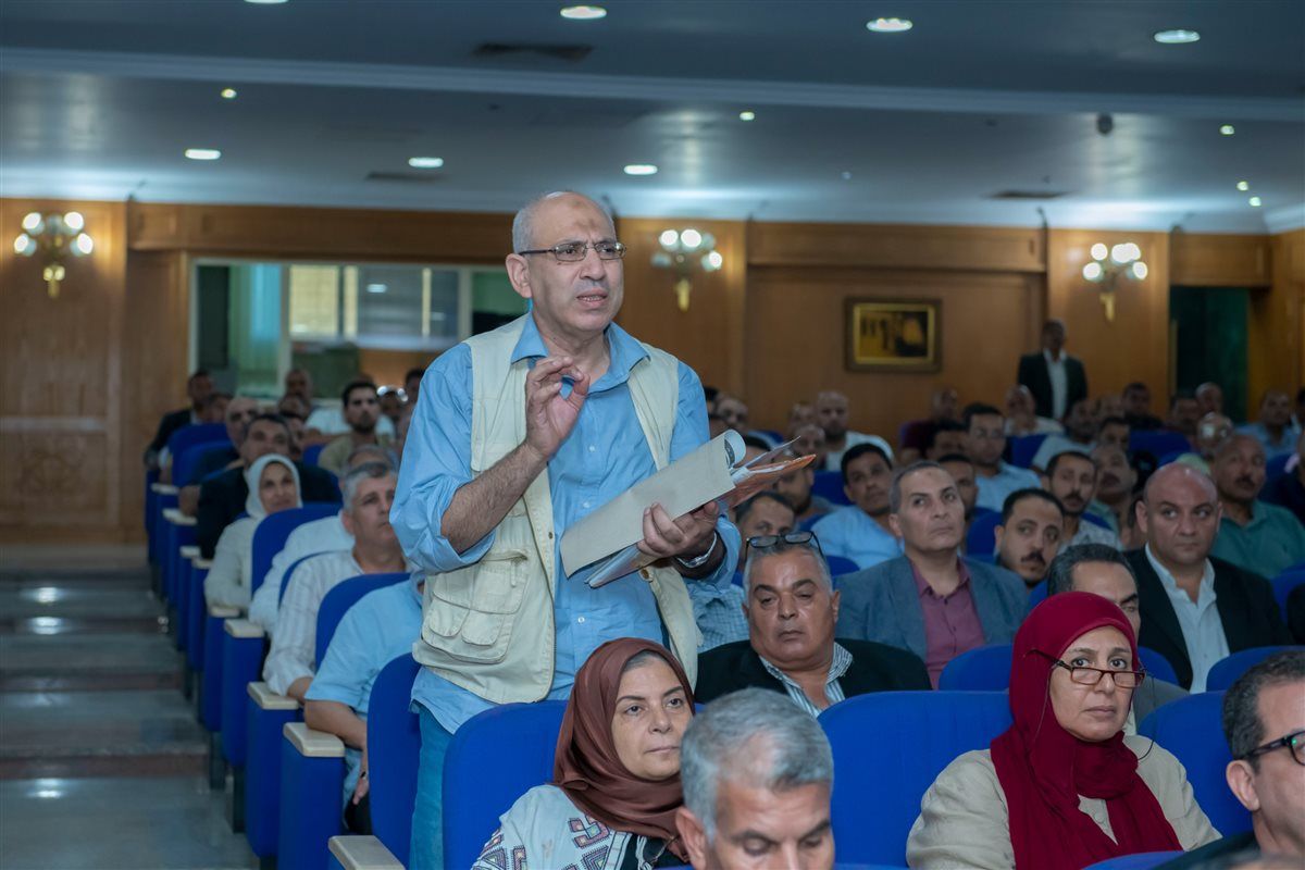 وزير الدولة للإنتاج الحربي يتفقد شركة بنها للصناعات الإلكترونية