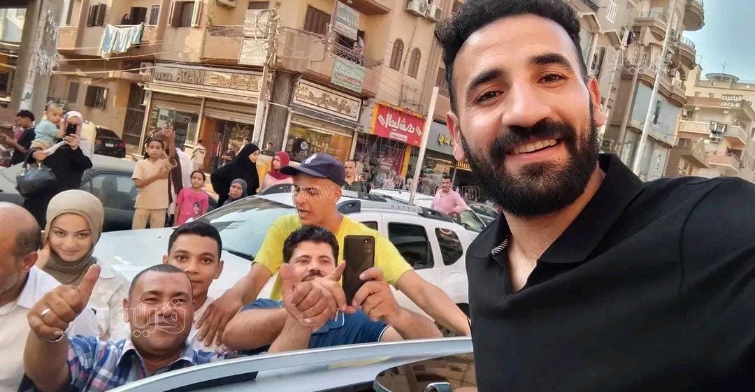 يلتقط سيلفي مع المواطنين،فيتو