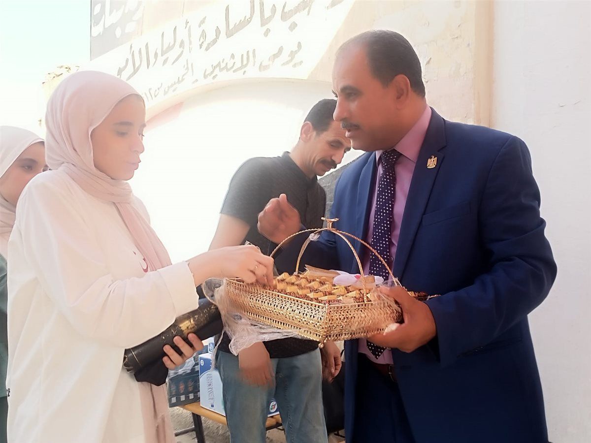 توزيع شيكولاته علي طلاب الثانوية بالعبور  ، فيتو