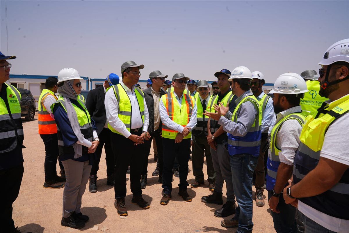 جولة وزير العمل داخل مشروع
