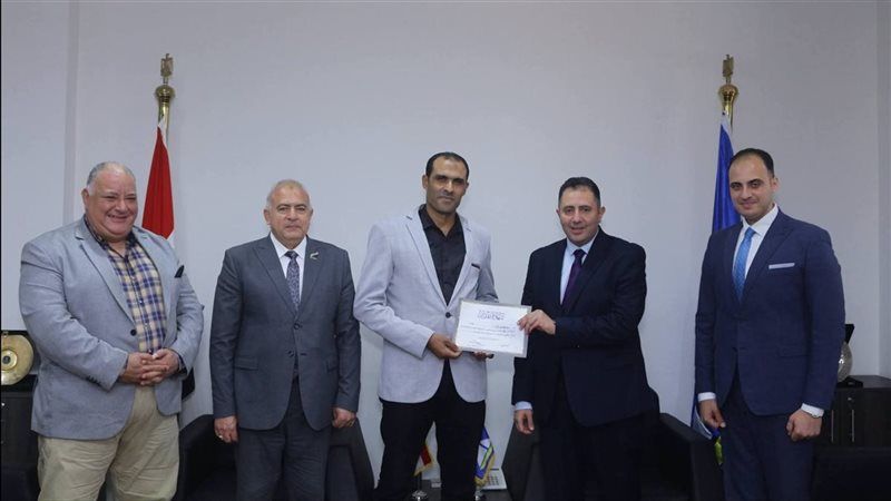 المحافظ يكريم قيادات