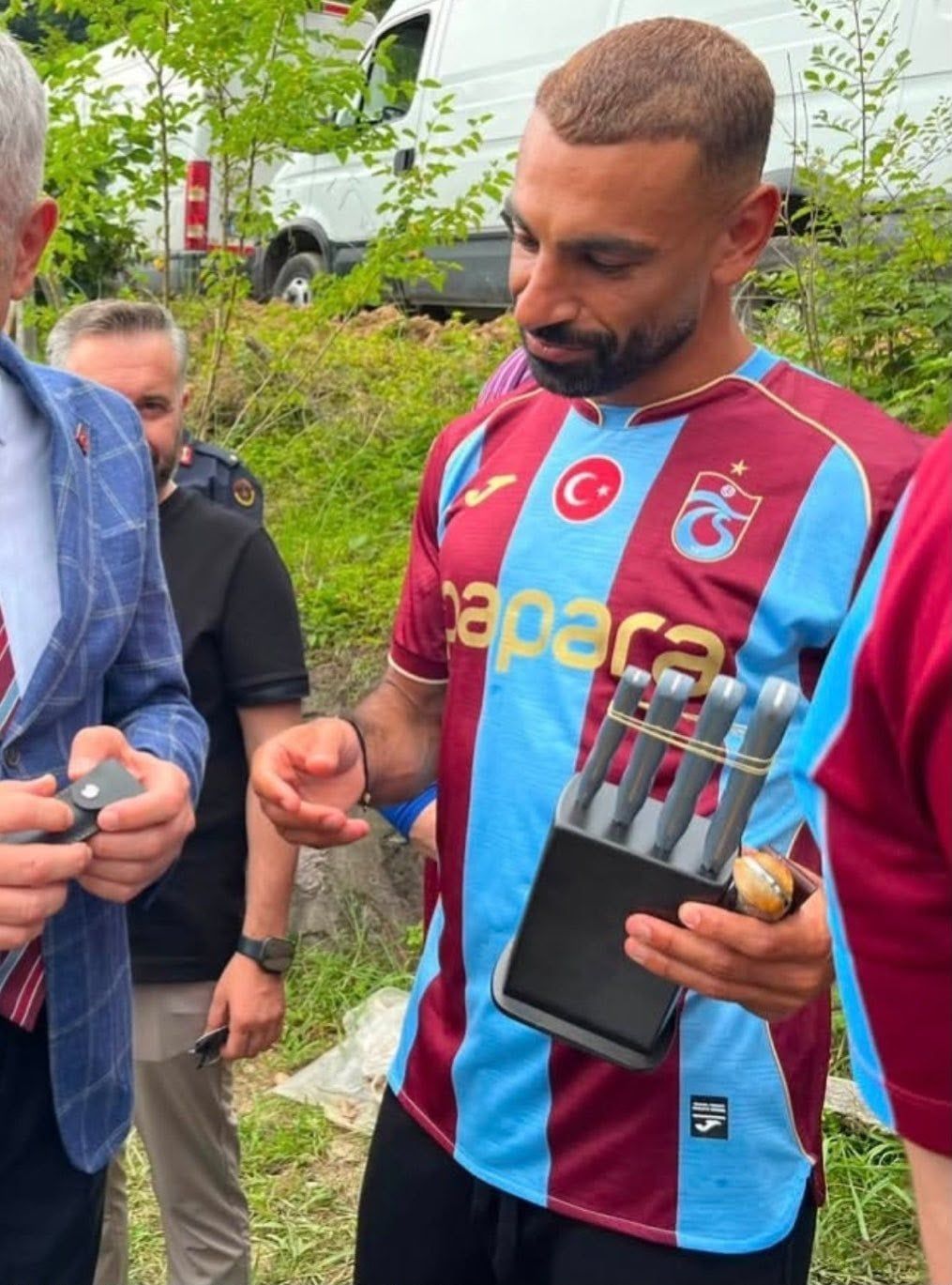 محمد صالاح يتلقى هدية غريبة محمد صالاح يتلقى هدية غريبة