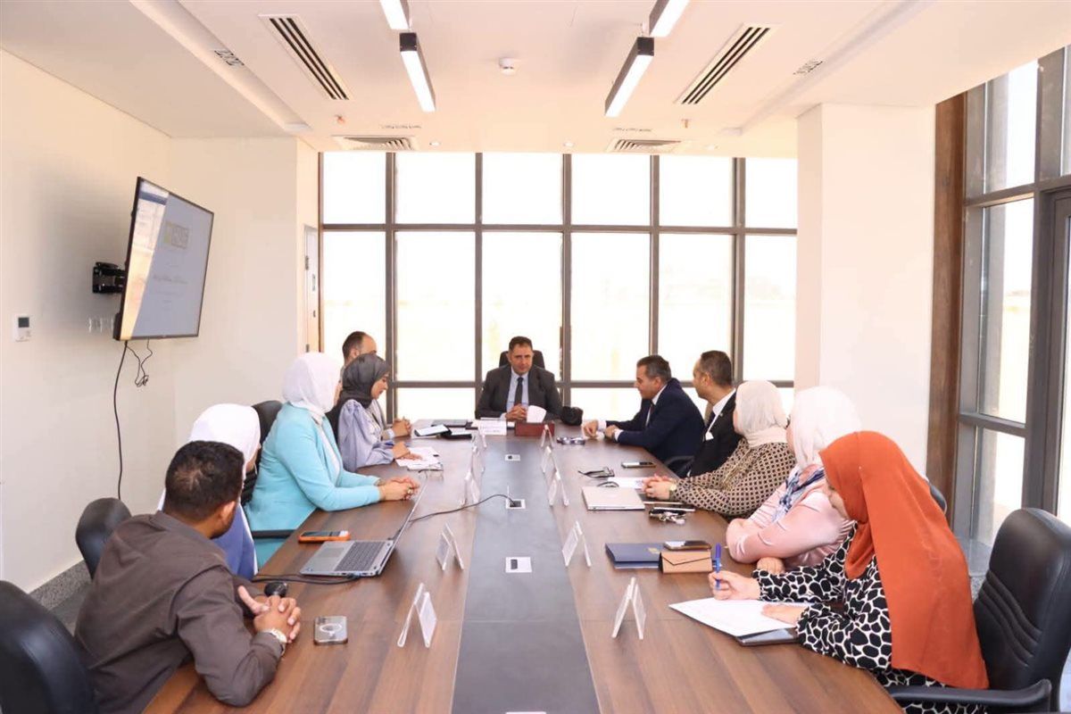  محافظ دمياط يجتمع مع ممثلي جامعة حورس