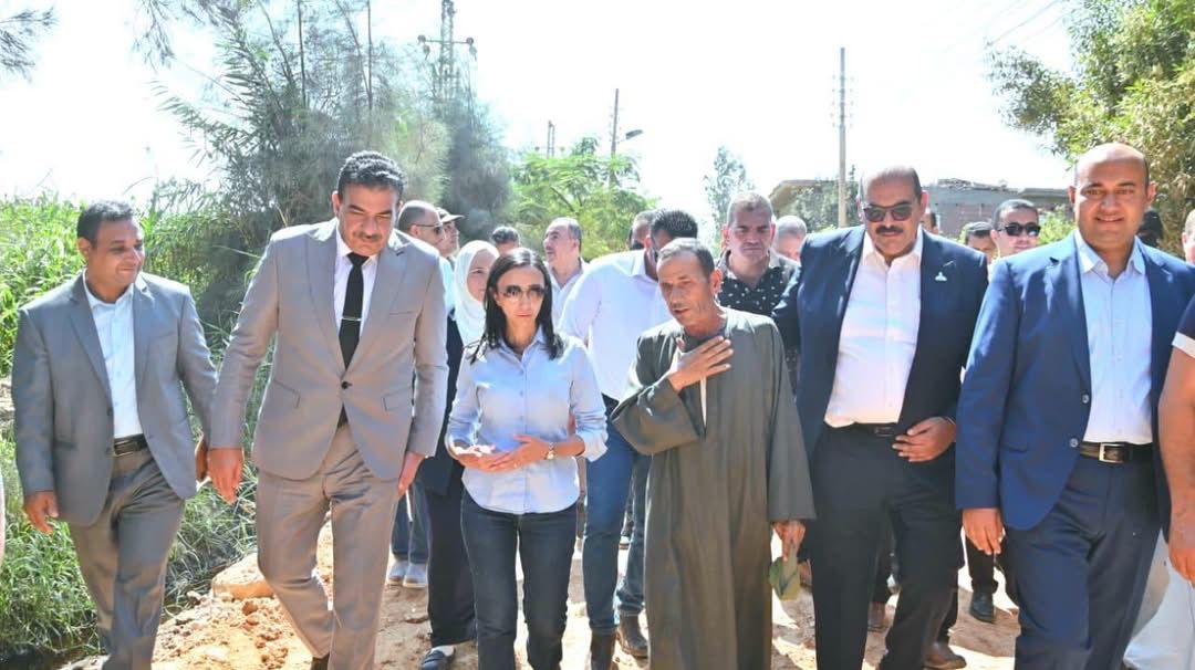  محافظ البحيرة تتابع أعمال رصف طريق عزبة صقر وتوجه بسرعة الإنجاز، فيتو
