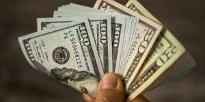 الدولار يرتفع قبيل قرار الفيدرالي وسط ترقب تصريحات وارش