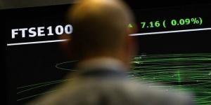 تراجع الأسهم البريطانية طفيفًا بعد إعلان رئيس الوزراء استقالته
