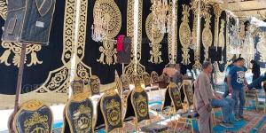 أهالي كفر الجاورشي ينهون استعداداتهم لاستقبال جثمان وزير الصحة الأسبق عمرو حلمي (صور)