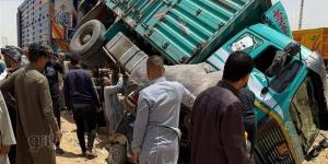 بينهم طفلة، إصابة 4 أشخاص في تصادم توكتوك بسيارة نصف نقل بالسنبلاوين