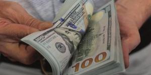 الدولار يرتفع طفيفًا مع ترقب استقرار الفائدة وتوترات الشرق الأوسط