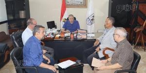 محافظة بني سويف تبحث تسريع تحصيل مستحقات الدولة عن مشروعات الصرف الزراعي المغطى