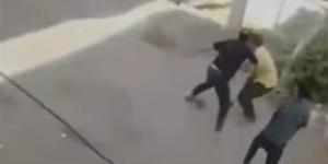 شاهد لحظة مقتل شخص على يد شقيقه وسط الشارع وفرار المتهم على دراجة نارية بالمنوفية