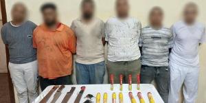بعد خناقة مقهى السويس، ضبط 6 متهمين وسيارتين و4 أسلحة بيضاء و11 قطعة ألعاب نارية