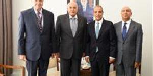وزير الخارجية يبحث مع نظيره الجزائري دفع التعاون والتنسيق إزاء القضايا الإقليمية.
