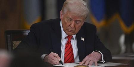 ترامب يوقع على مشروع قانون يكشف ملفات جيفري إبستين