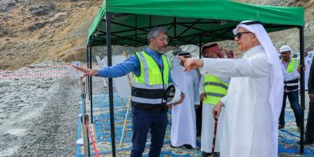 وزير "البيئة" يقف على جاهزية مشاريع المنظومة في مكة المكرمة استعدادًا لشهر رمضان ويُدشّن طائرة أبحاث الاستمطار