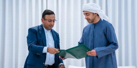 محمد بن زايد يتلقى رسالة خطية من رئيس وزراء بنغلاديش تتصل بالعلاقات