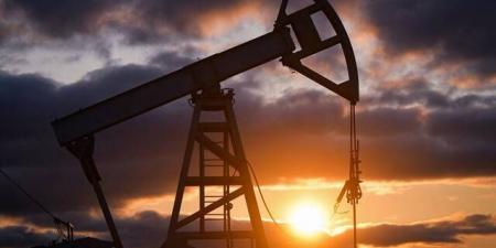 النفط يتراجع مع استمرار توتر الأسواق بسبب ضبابية حرب إيران