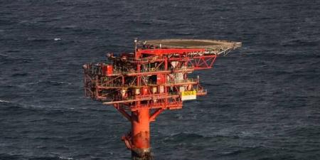 عقود النفط الأمريكية تسجل أكبر علاوة سعرية مع استمرار الحرب