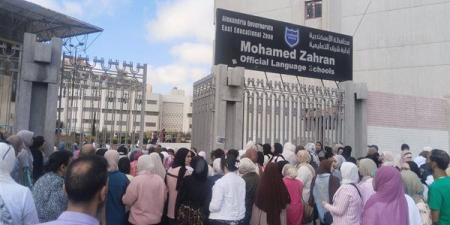 القلق والتوتر يسيطران على طلاب الثانوية العامة بالإسكندرية خلال دخول اللجان (فيديو)