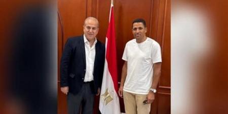 سفير مصر بالمغرب يستقبل الحسين عموتة قبل وصوله إلى القاهرة لتدريب الأهلي