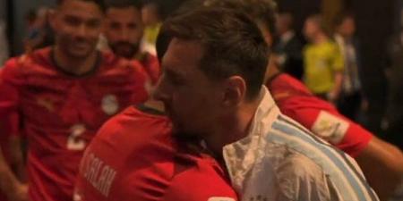 عناق ميسي وصلاح يخطف الأنظار قبل انطلاق قمة مصر والأرجنتين في كأس العالم