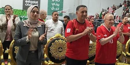 مرتديًا تيشيرت منتخب مصر.. محافظ القليوبية يحتفل بتصدي ركلة جزاء ميسي
