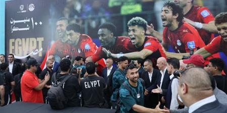 استقبال تاريخي لبعثة المنتخب بمطار العلمين.. قوس المياه يرحب بطائرة الفراعنة.. هتافات وأعلام وفرحة جماهيرية.. السيسي يكرم الأبطال غدًا.. محمد صلاح: هذه ضربة البداية.. وحسام حسن: نسير على الطريق الصحيح