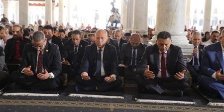 احتفالا بالعيد القومي، محافظ القاهرة يؤدى صلاة الجمعة في أقدم مسجد بأفريقيا