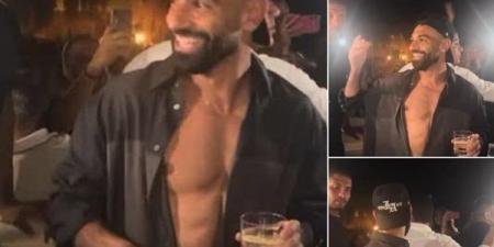 بقميص مفتوح وكاب، محمد صلاح يرقص ويغني على أنغام "ولا أي كلام" لحماقي بالعلمين (فيديو)