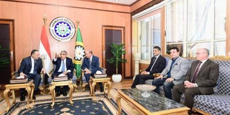 محافظ الدقهلية يستقبل وزير التعليم العالي القائم بأعمال وزير الثقافة بختام القومي للمسرح