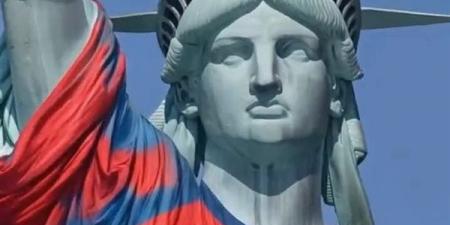 تمثال الحرية يتزين بقميص طرفي نهائي كأس العالم (صور)