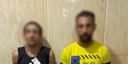شقيقه صوَّر الواقعة، ضبط عاطل بعد نشر فيديو يوثق تعاطيه المخدرات وسب أسرته