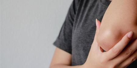 وصفات طبيعية لتقليل خشونة الركبتين والكوعين في الصيف