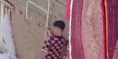 استعراض الموت في بشتيل، شاب يرقص على مواسير الغاز بالدور الثالث والأجهزة الأمنية تتحرك