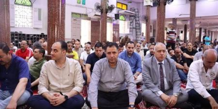 محافظ دمياط يؤدي صلاة الجمعة بمسجد الرحمن المطري