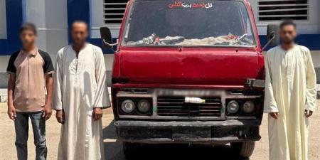 ضبط سائق ومرافقه بعد إلقاء مخلفات داخل مجرى مائي في قنا
