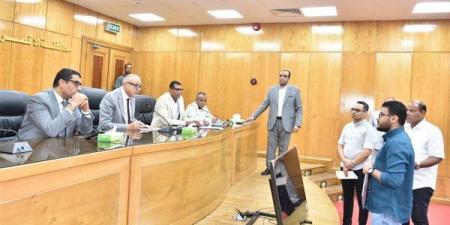 محافظ الأقصر يبحث 50 طلبًا وشكوى خلال لقاء اليوم المفتوح