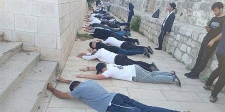 الحاخام الصهيوني المتطرف يهودا جليك يقود عشرات المستوطنين لاقتحام الأقصى (فيديو وصور)