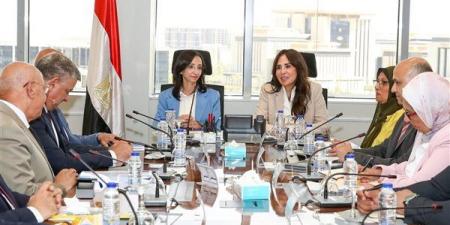 وزيرة الإسكان تبحث مع محافظ البحيرة موقف مشروعات مياه الشرب والصرف الصحي