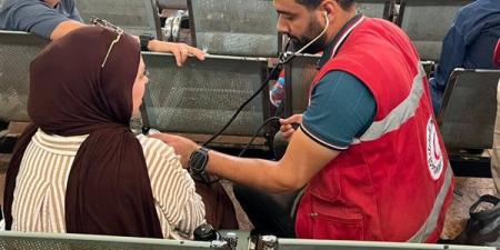 الهلال الأحمر يواصل الدعم الطبي للدفعة 81 من الجرحى الفلسطينيين بمعبر رفح