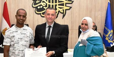 محافظ أسوان يكرم سائق توكتوك بعد نشر جريدة التايمز قصة أمانته